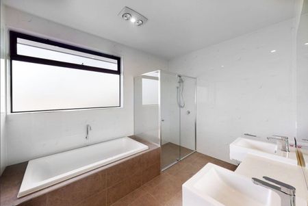 28 Thornton St, Bentleigh East VIC 3165 - Townhouse For Rent | Domain - Photo 3