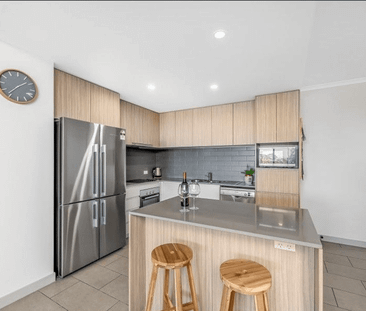 Modern 2-Bedroom Apartment in the Heart of Chermside - Photo 5