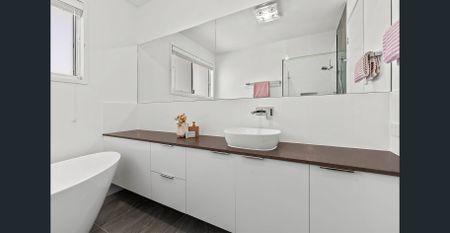 Spacious Family Home - move in prior to Christmas! - Photo 3