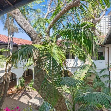 Iconic Art Deco Studio With Charm & Character - Photo 3