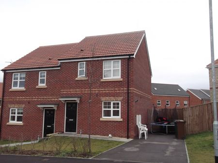 3 bed Semi-Detached - To Let - Photo 5