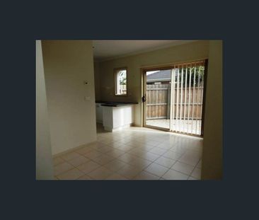 Meticulous townhouse in sought after location - Photo 2