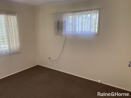 Spacious Family Home in a Quiet Cul-de-Sac! - Photo 5