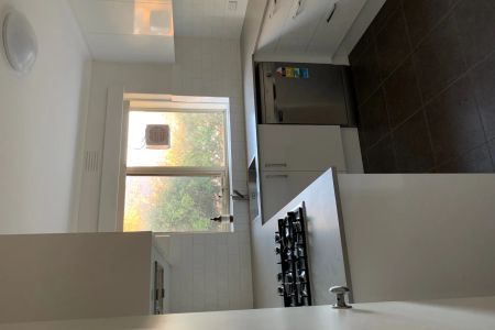 Beautiful tree lined streetscape, this spacious renovated second floor apartment - Photo 2