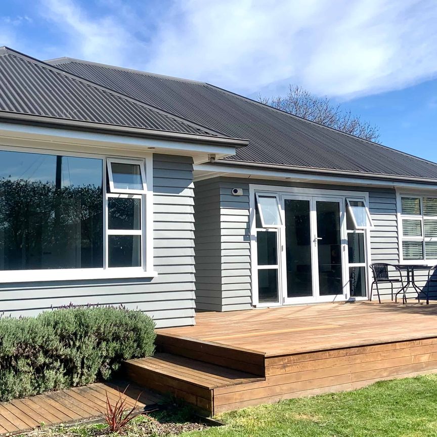 Beautifully renovated fully furnished spacious family home in Prime Location! - Photo 1