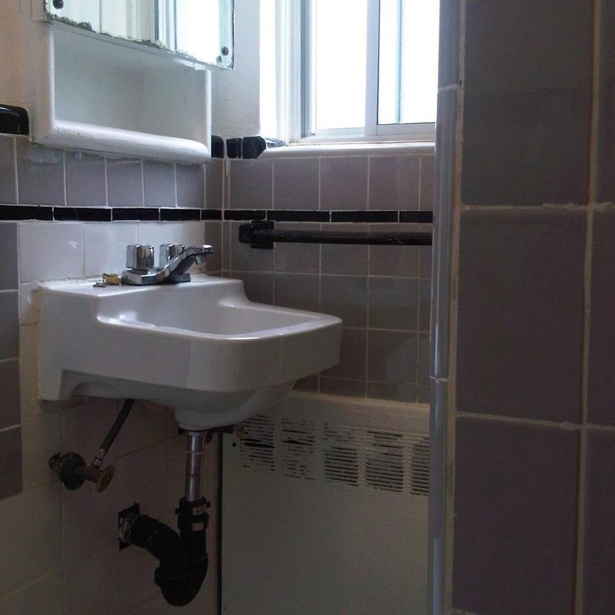 GHETTO MCGILL- 3 ½ RÉNOVÉ & MEUBLÉ – 1 CHAMBRE FERMÉE - Photo 1