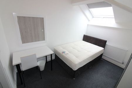 Flat , Gordon Street, Preston - Photo 3