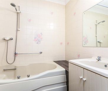 1 bedroom retirement property to rent - Photo 4