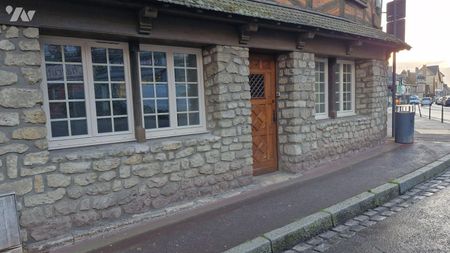 Un appartement de plain pied en plein centre de Forges Les Eaux, comprenant séjour, salle à man... - Photo 4