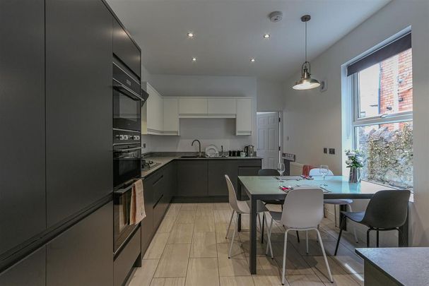 1 bedroom in a house share to rent - Photo 1