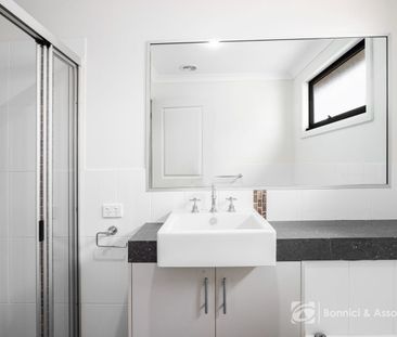 CENTRAL 3-BEDROOM TOWNHOUSE - Photo 4