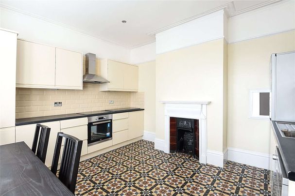 Top floor flat with access to private garden and park in a sought after residential street in Tunbridge Wells - Photo 1