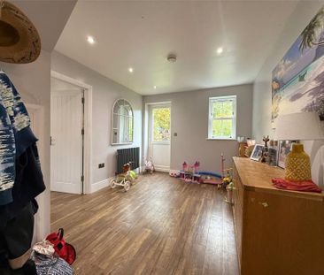 Harlow, Essex - Photo 6