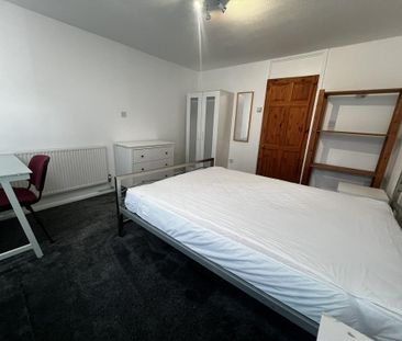 4 bedroom terraced house to rent - Photo 3