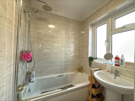 3 bedroom semi-detached house to rent - Photo 5