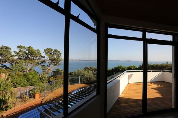 Clifftop Family Home Furnished with Pool - Photo 1