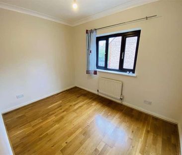 Swan Drive, London, NW9 - Photo 2