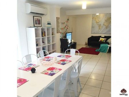 3 bedroom Townhouse available now - Photo 5