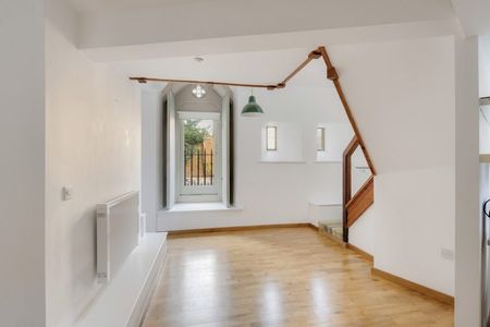 2 Bed Flat - Photo 3