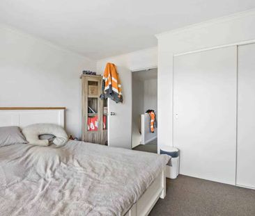 Tucked away, sunny + tidy townhouse - Photo 5