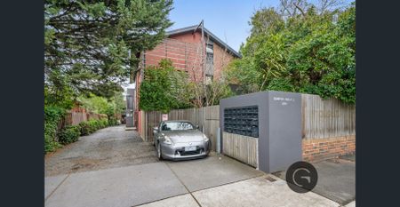 Perfect For Any Student with Large Courtyard - Photo 4