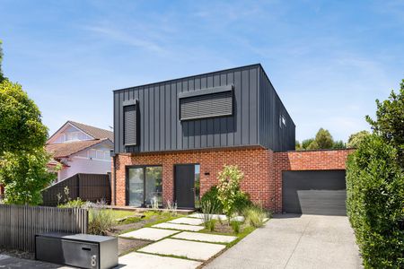 Family home with striking Street Front Appeal - Photo 3