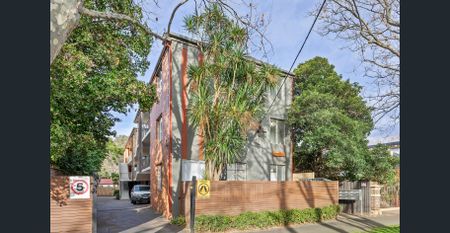 Light-Filled Top Floor Living in a Prime St Kilda Location - Photo 4