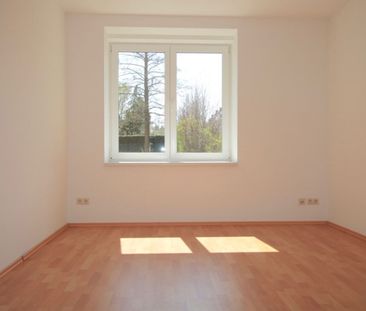 3 Zimmer • Südbalkon • modernes Laminat • Hochparterre • Stellplatz... - Foto 1