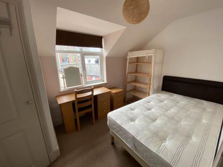 3 bedroom flat to rent - Photo 3