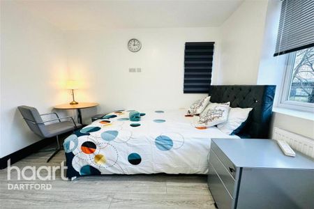 1 bedroom in a house share to rent - Photo 2