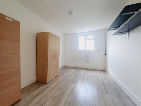 8 bedroom end of terrace house to rent - Photo 2