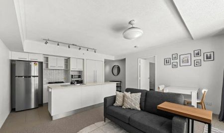 “Stylish One-Bedroom Apartment with Breathtaking City Views” - Photo 2