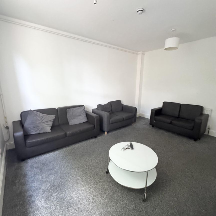 Top Flat, 3 Winstanley Terrace, LS6 1DS, Leeds - Photo 1