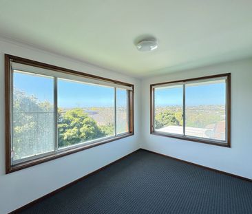 Charming Refreshed Family Residence in Old Highton - Photo 3