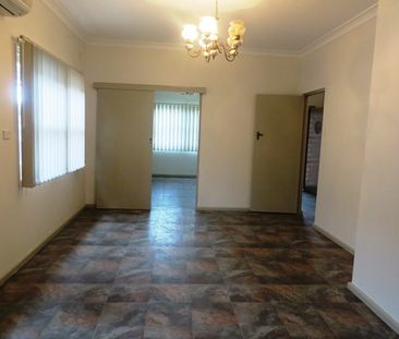 BEAUTIFUL FAMILY HOME!! - Photo 1