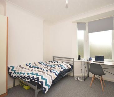 4 bedroom end of terrace house to rent - Photo 1