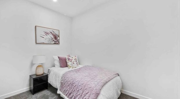 4-Bedroom House with 3.5 Bathrooms in Totara Vale - Photo 1