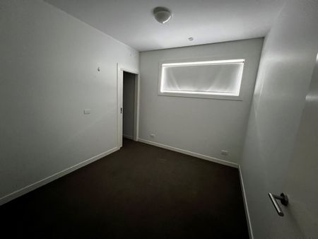 Classic 2Br Apartment in West Footscray! - Photo 3