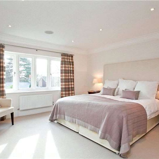 A modern family home in a popular Cobham residential road. - Photo 1