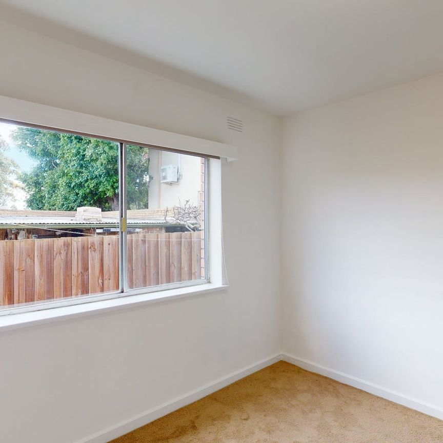 LOCATION, LOCATION! - Photo 1