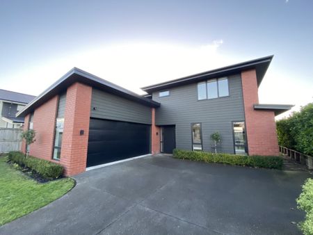 This immaculate three bedroom family home is located in the suburb of Flagstaff, just a short drive from a variety of local amenities. - Photo 4