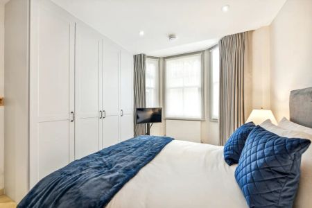 3 bedroom flat in London - Photo 3