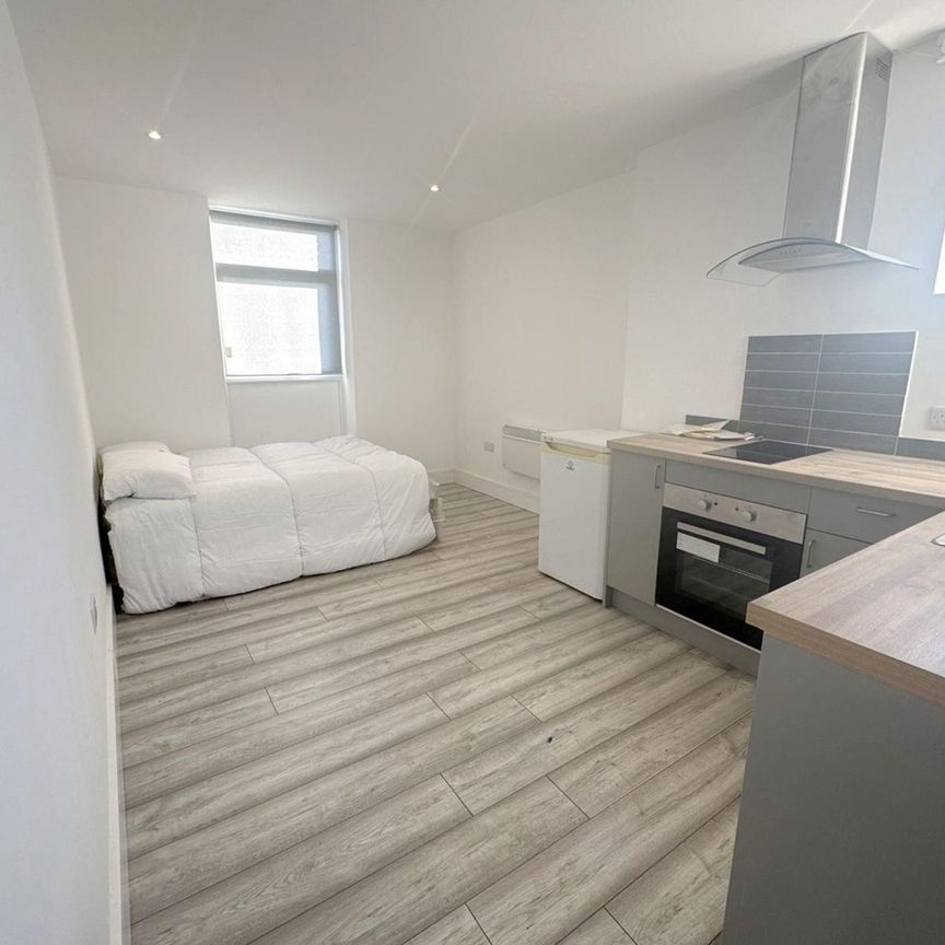 1 Bed Flat, Dunstable Road, LU4 - Photo 1