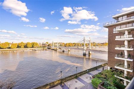 A beautifully refurbished, contemporary, three bedroom lateral apartment with stunning river views of the river and Albert Bridge. - Photo 4