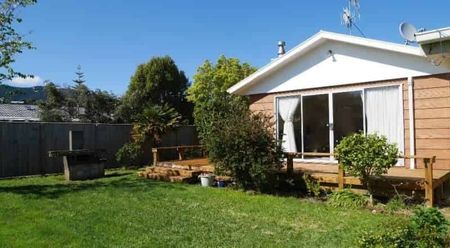Bright, Sunny & Spacious Three-Bedroom Home in Sought-After Raumati Beach - Photo 4