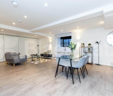 spacious 1 bedroom warehouse conversion with bi folding partition wall - Photo 5