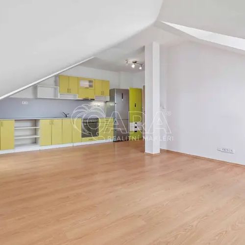 Pronájem podkrovního bytu 3+KK, ul. Elišky Přemyslovny, Praha - Zbraslav - Photo 1