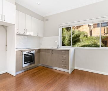 Stylish One-Bedroom Unit in Prime Coastal Location - Photo 1