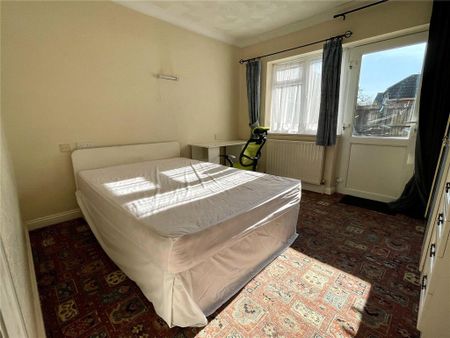 6 bedroom detached house to rent - Photo 2