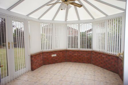 3 bedroom detached house to rent - Photo 2